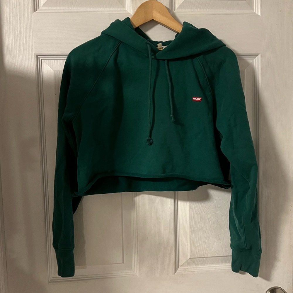 dark green levi’s cropped hoodie